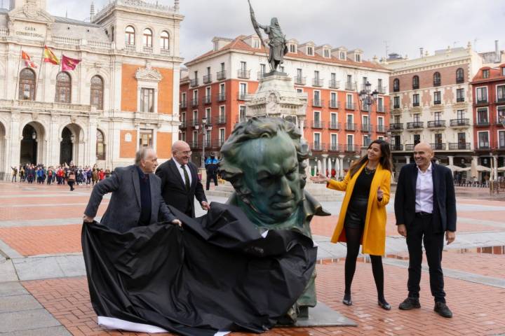 Autoridades descubren un busto del pintor en la Plaza Mayor de Valladolid. Foto: Facebook Ayuntamiento de Valladolid