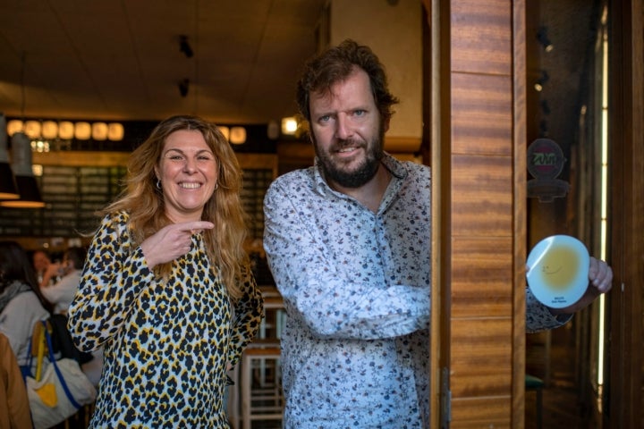 La directora de la Guía Repsol, María Ritter, junto a Javier Vázquez de 'La Caníbal'. Foto: Sofía Moro