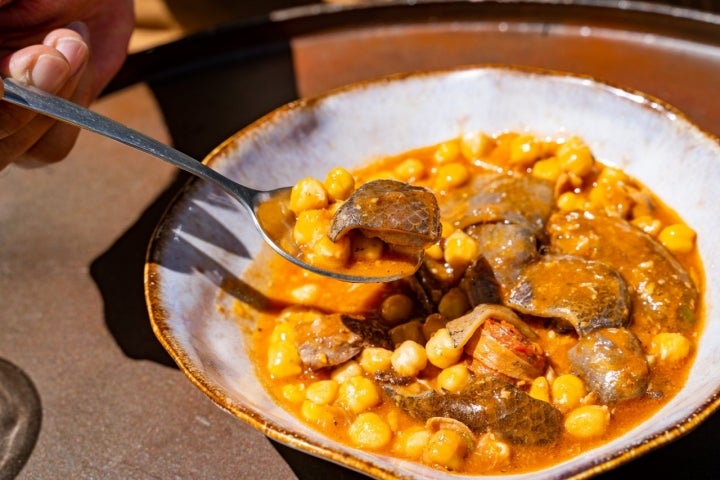 Pellejitos de atún con garbanzos, chorizo y morcilla de La Belli en Isla Cristina (Huelva)