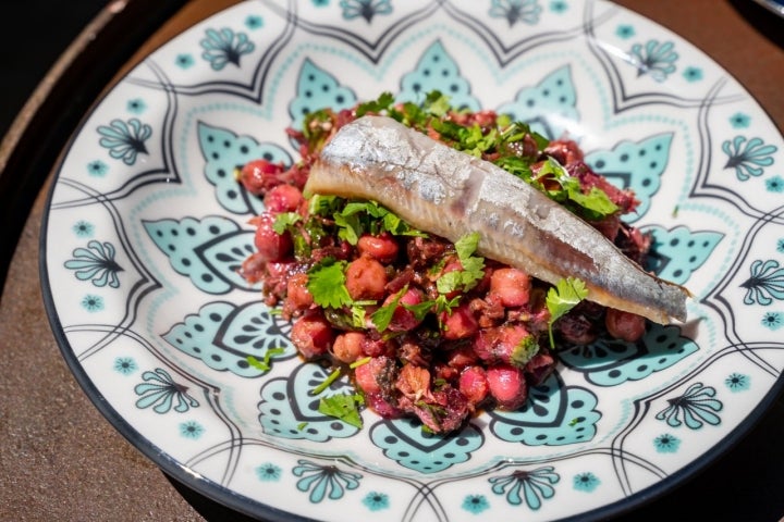 Ensalada de garbanzos marroquí con sardina en La Belli en Isla Cristina (Huelva)