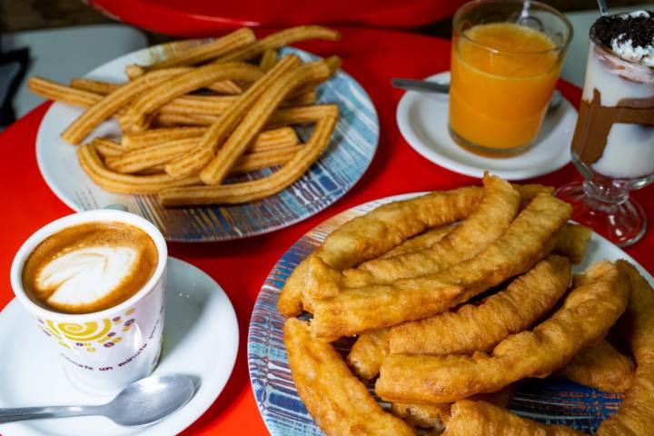 Desayuno de churros en 'Mario' en Isla Cristina (Huelva)