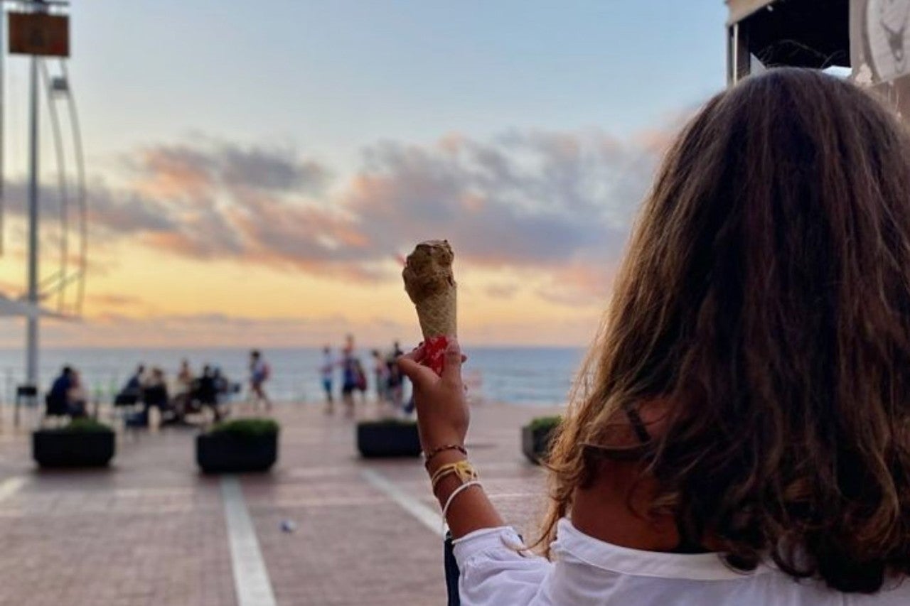 Una mujer con un helado en la Playa de las Canteras