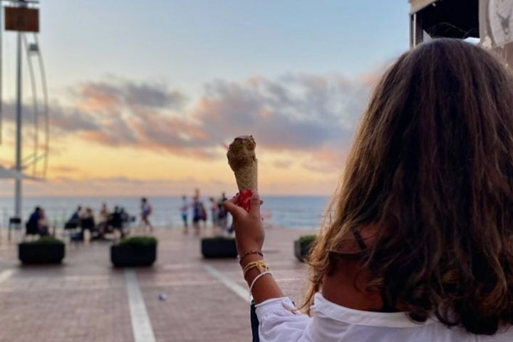 Una mujer con un helado en la Playa de las Canteras