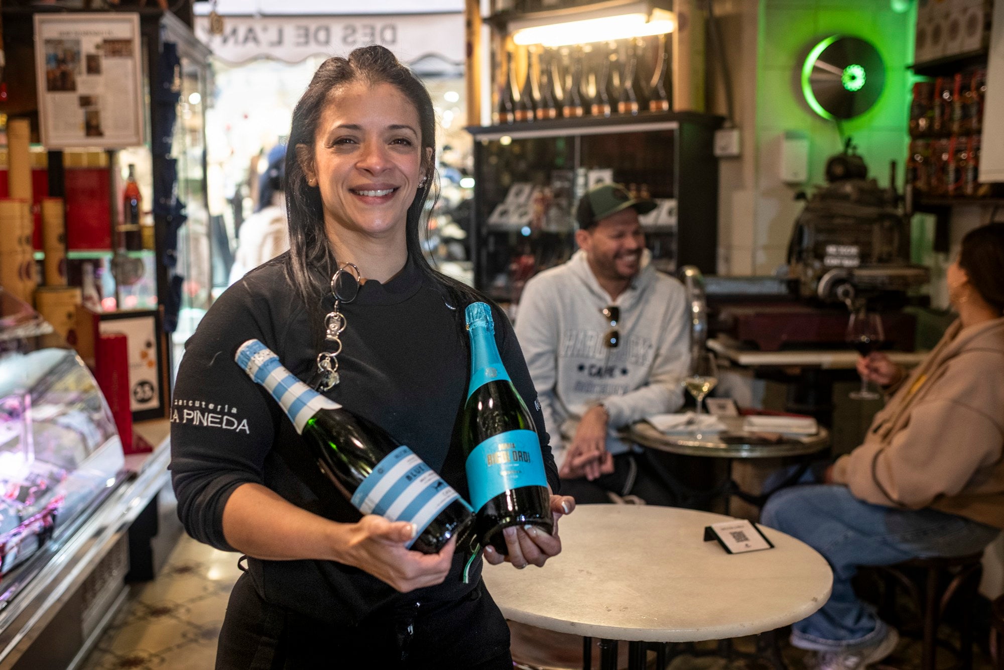 En ‘Xarcutería Pineda’, además de embutidos, quesos y conservas de calidad, también sirven buenos espumosos que puedes llevar a casa para celebrar las fiestas. Foto: Alfredo Cáliz