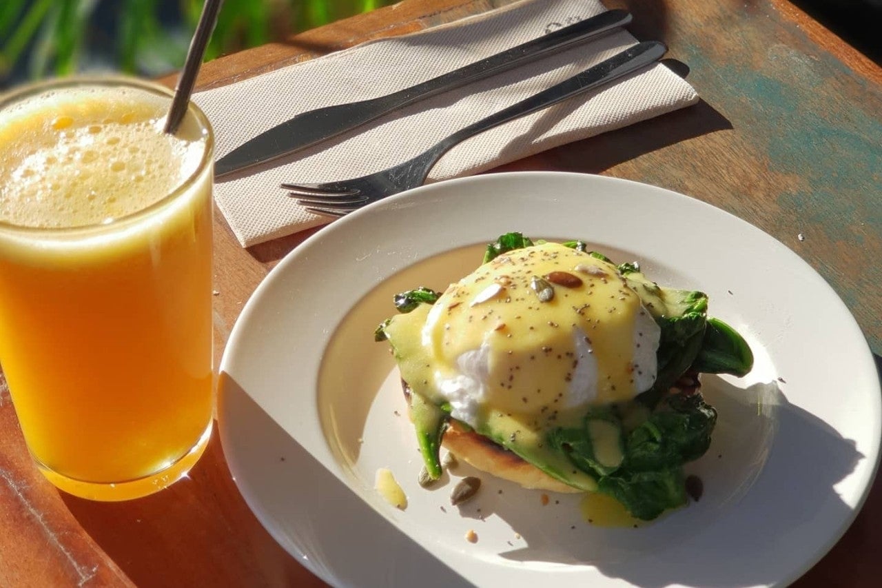 Zumo de naranja y huevo benedictino en la terraza de ‘Maleva’. Foto: Facebook ‘Maleva Bakery’