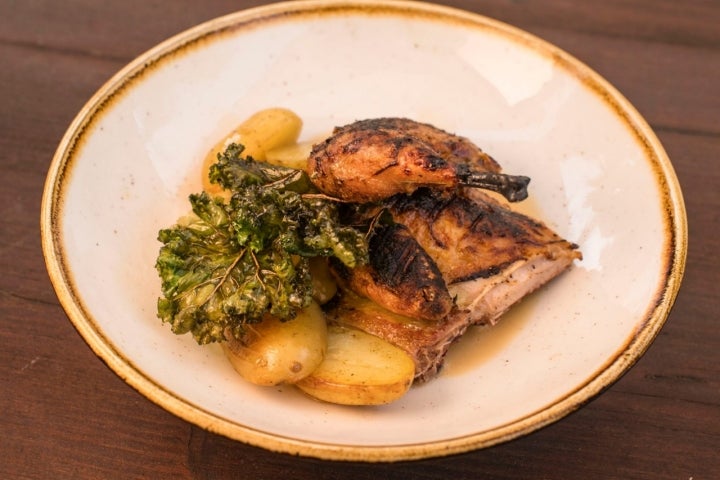   Codorniz con jugo de col y kale