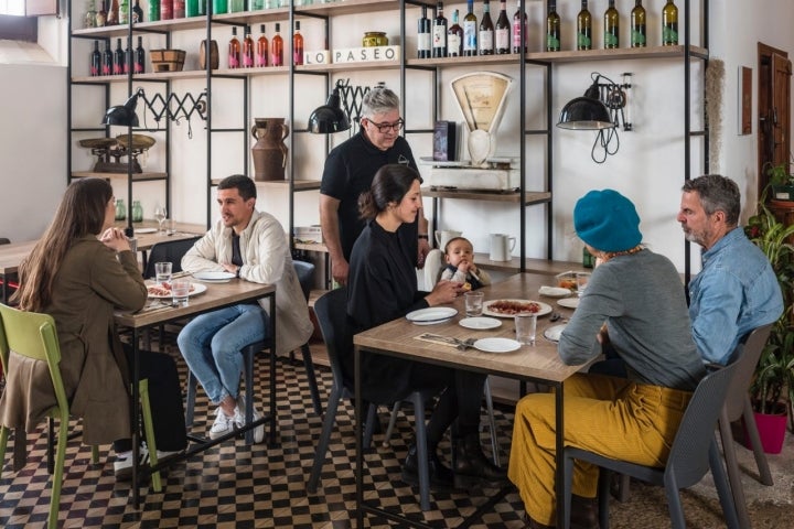 LO Paseo salón con los comensales