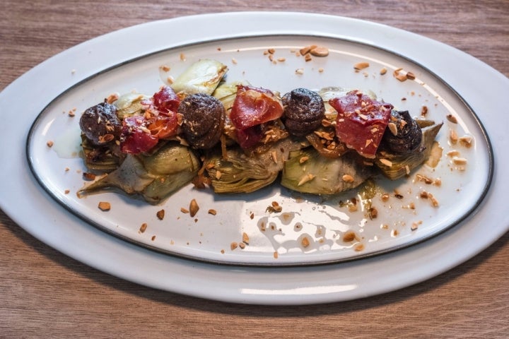 Alcachofas con cebolla caramelixada y alioli de ajo negro