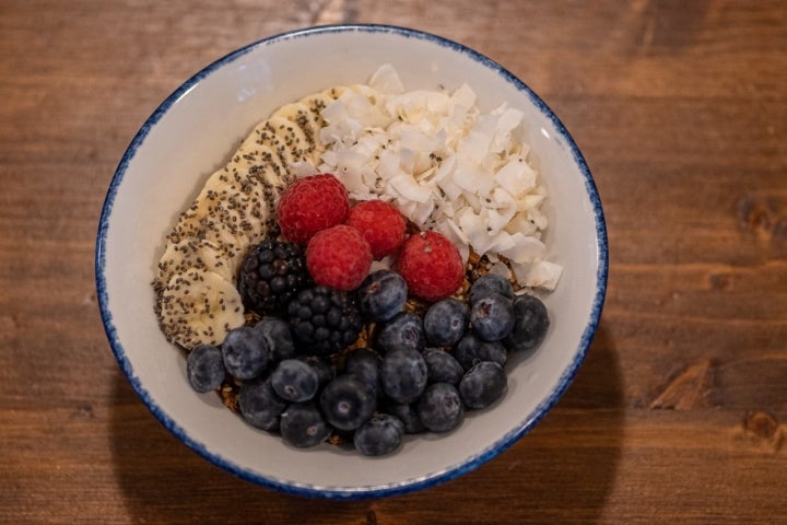 Yogur griego, pulpa de açai, frutos rojos, banana, laminasde coco y chia