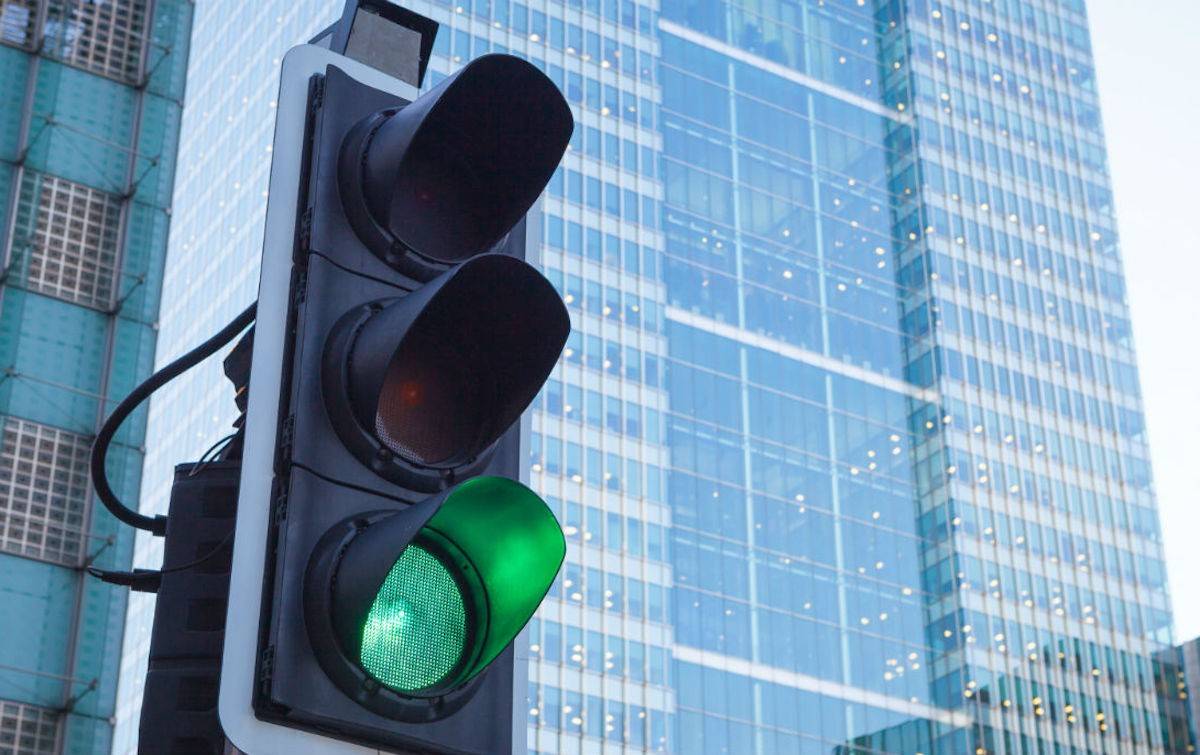 Un sistema 'inteligente' regula los semáforos para evitar atascos