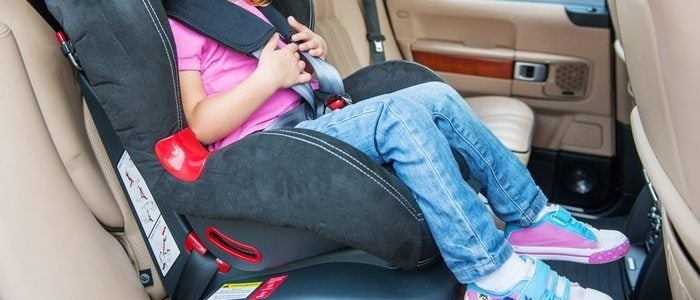 Hasta los 12 años los niños deberán viajar en el asiento trasero.