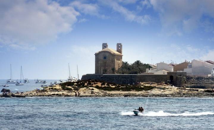 Tabarca supone una pequeña excursión desde Alicante. Foto: Shutterstock.