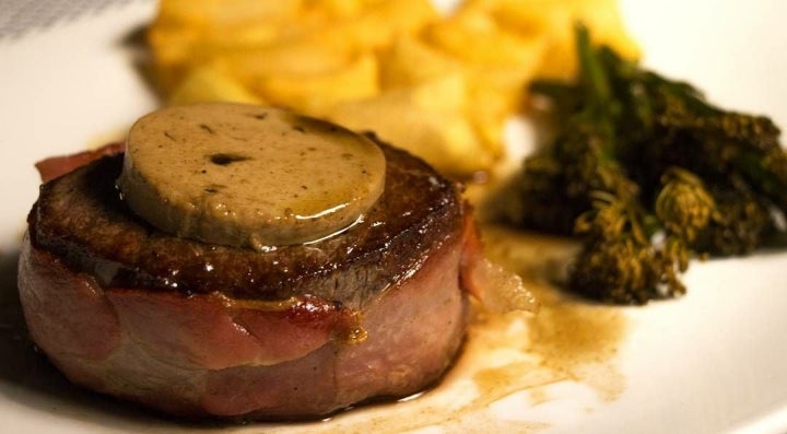 'El Almacén' para la cena de despedida. En la foto: 'tournedó' al ibérico con 'foie'. Foto: Facebook 'El Almacén'.