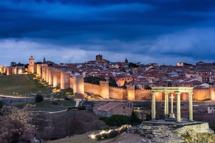 La ciudad amurallada con los Cuatro Postes, al caer el sol. Foto: Shutterstock.