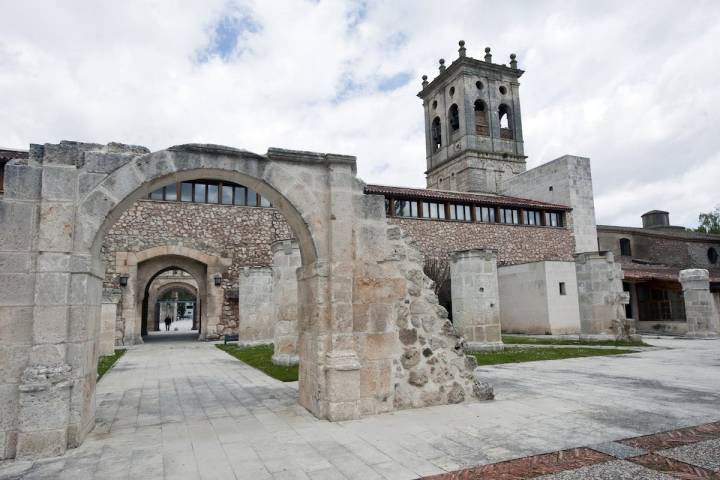 Paseo de un kilómetro para alcanzar el antiguo Hospital del Rey, actualmente Universidad. Foto: Turismo de Burgos
