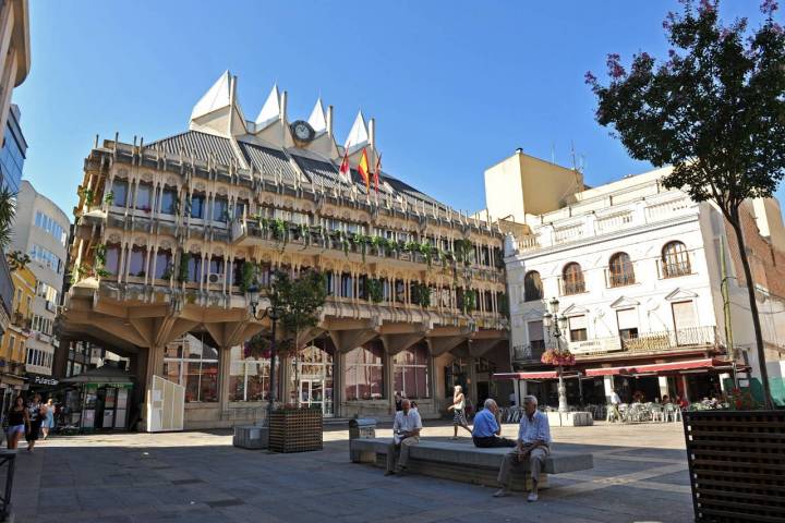El original Ayuntamiento lleva el sello del arquitecto Fernando Higueras. Foto: Shutterstock.
