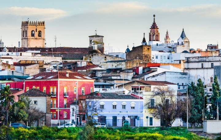 Las Casas Coloradas y la catedral, dos de las insignias de Badajoz. Foto: Shutterstock.