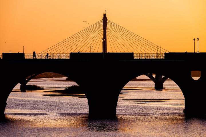 Tras múltiples reconstrucciones, la última versión del Puente Real, de 1994. Foto: Shutterstock.