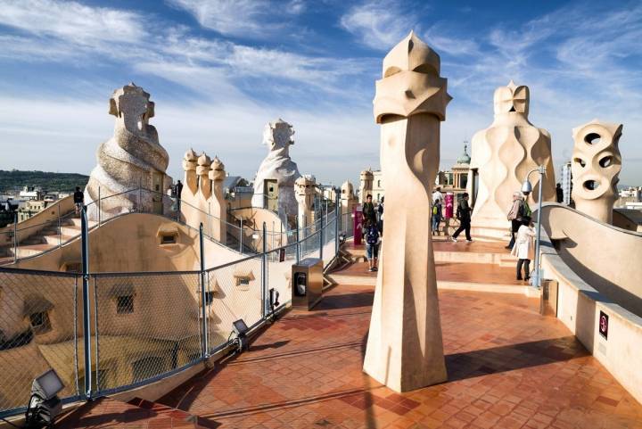 La azotea de Casa Milà es uno de los atractivos turísticos más populares de la ciudad condal. Foto: Shutterstock.