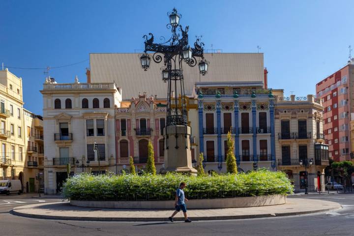 La célebre Farola de la plaza de la Indpendencia. Foto: Shutterstock.