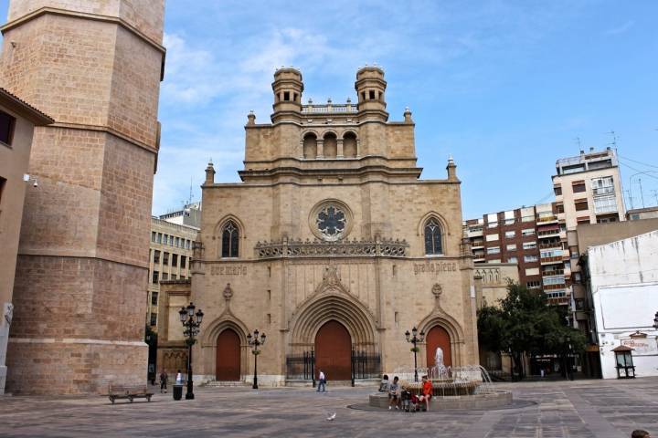 La concatedral Santa María a los pies del Fadri. Foto: Shutterstock.