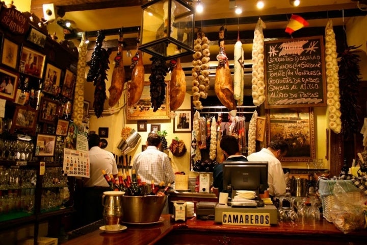 A tan solo 10 minutos de la Judería, Bodega 'El Pisto', uno de los lugares más tradicionales del ambiente cordobés. Foto: 'El Pisto'.