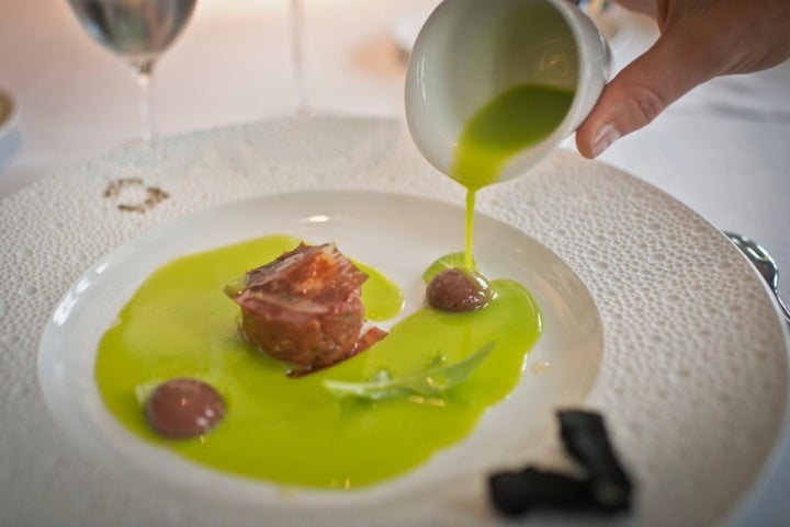 Aceitunas verdes y negras con carne de buey, alcaparra y mostaza, de Martín Berasategui.