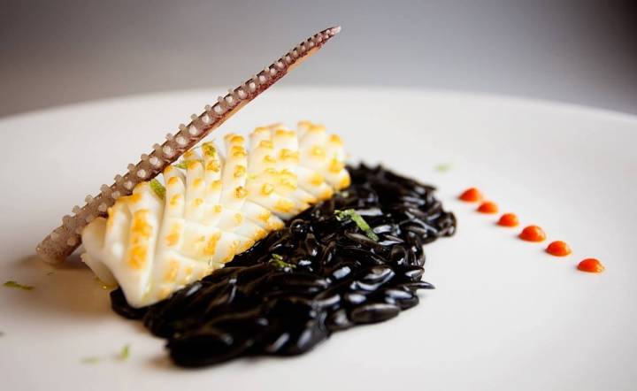 La pasta 'puntalette' negra con calamar a la plancha de 'Casa Fermín'. Foto: Facebook 'Casa Fermín'.