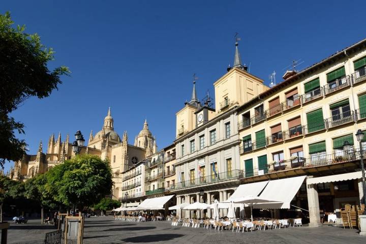 El Ayuntamiento y la catedral hacen de la Plaza Mayor de Segovia un escenario imponente. Foto: Shutterstock.