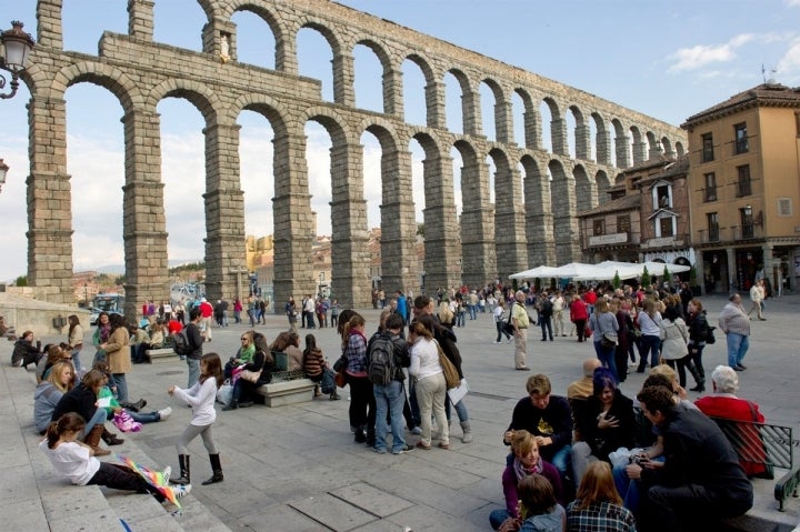 La plaza del Azoguejo, a los pies del Acueducto, es punto de encuentro de la ciudad.