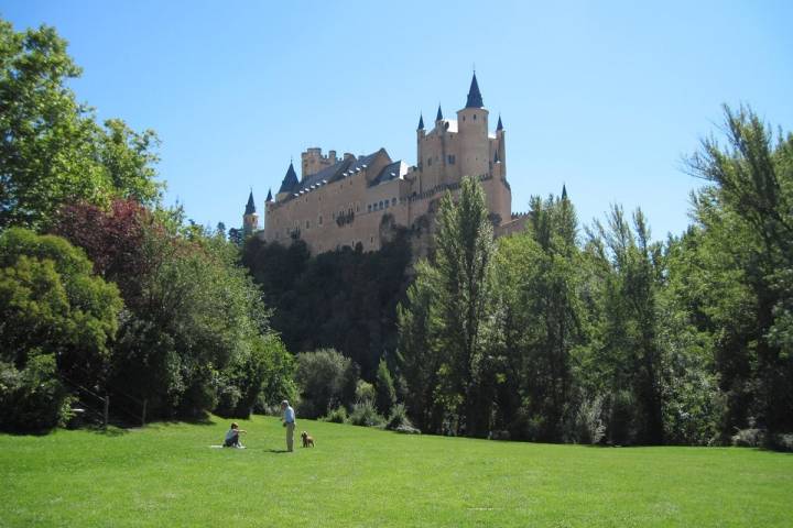 El Alcázar de Segovia es lo más cerca que podemos estar de un castillo Disney sin salir de Castilla. Foto: Shutterstock.
