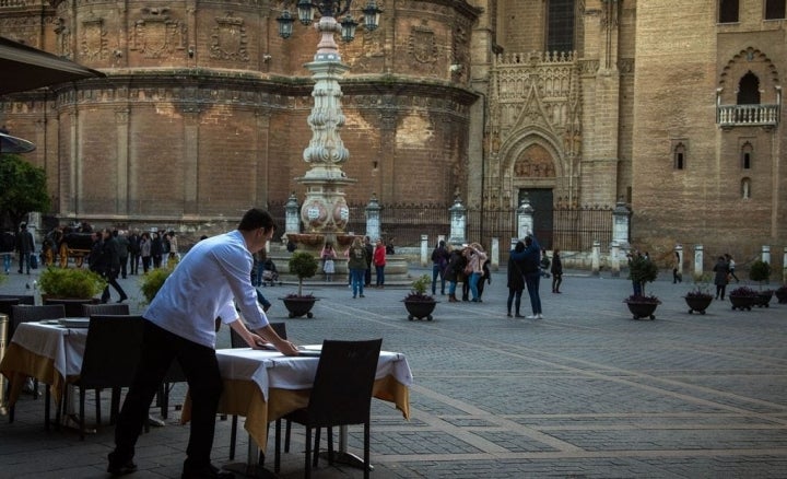 La taberna el Giraldillo cuenta con una excelente ubicación, en la Plaza del Triunfo.