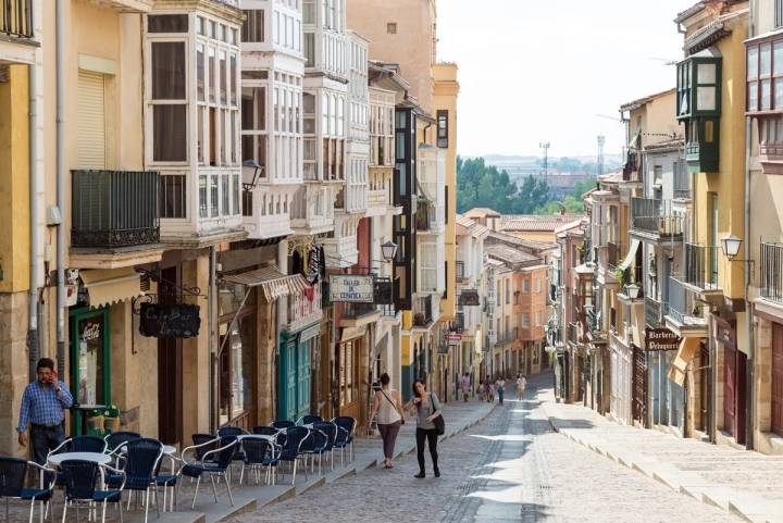 Pasear por las calles del centro de Zamora siempre es un buen plan. Foto: Shutterstock.