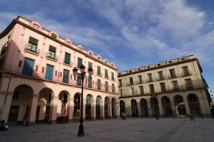 El escritor y exalcalde de Huesca, Luis María López Allué da nombre a la plaza mayor de Huesca. Foto: Shutterstock.
