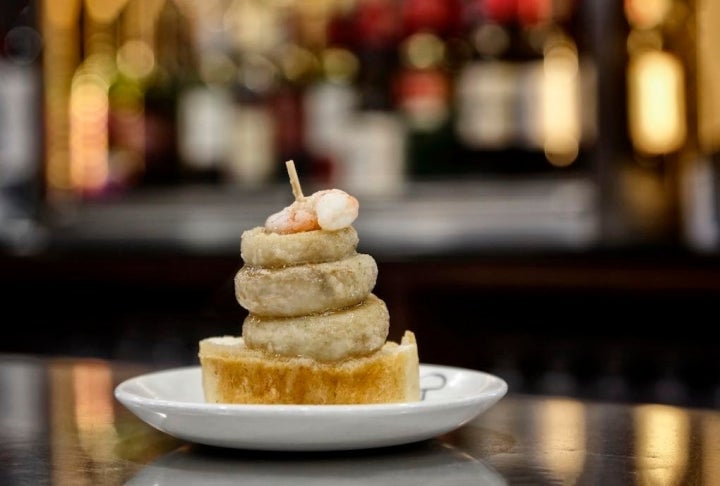 Champiñón a la plancha coronado con una gamba al ajillo, el pincho del 'Bar Ángel', símbolo de la calle Laurel. Foto: Roberto Ranero.