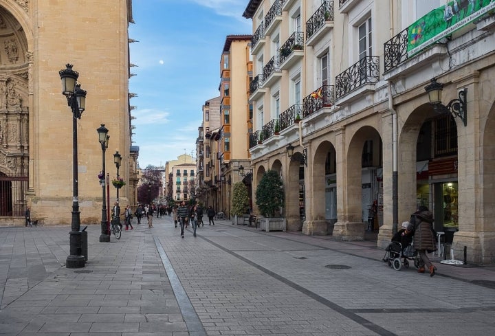 Los míticos portales albergan multitud de bares y dan nombre a la avenida. Foto: Shutterstock