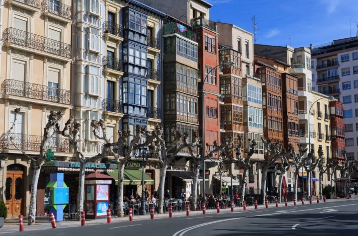 Tradicionales fachadas coloridas y balcones de madera del centro logroñés. Foto: Shutterstock