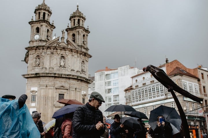 La Peregrina frente a la estatua del loro Romanchol. Foto: Nuria Sambade.