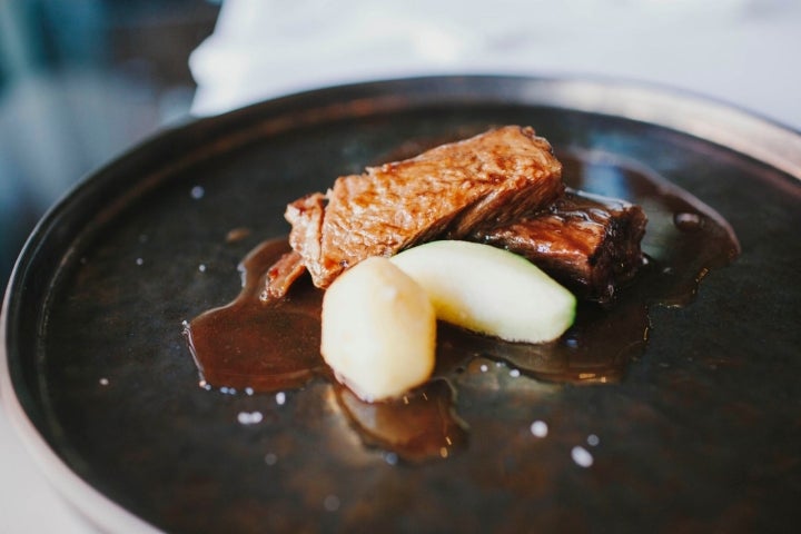 Ragú de aguja de vaca basta al listán negro y tofe de cebolla.