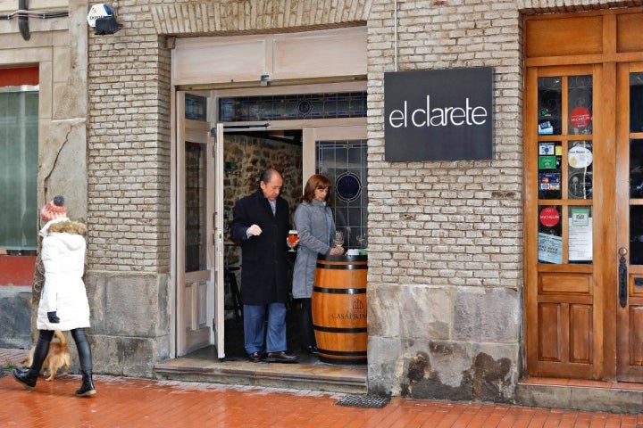 El aperitivo antes de sentarse a comer en 'Clarete'. Foto: Roberto Ranero.