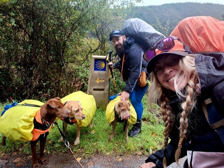 Dos peregrinos con sus mascotas en el Camino de Santiago