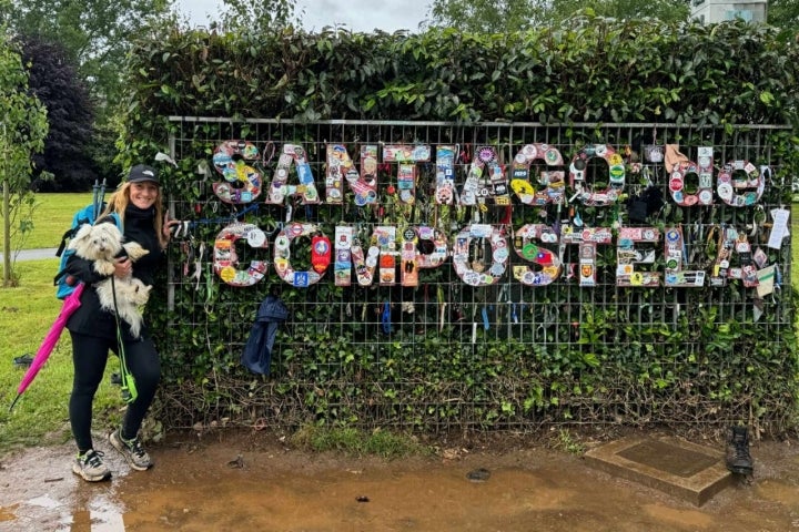 Una mujer con su mascota en Santiago de Compostela.