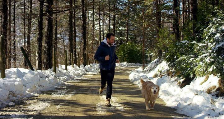 Un plan redondo: paseo por la montaña, disfrutando de la nieve. Foto: Shutterstock.