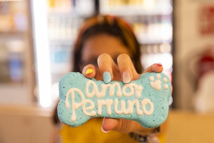 La pastelería 'Miguitas' es el proveedor de las galletas de Amor Perruno que se sirven en 'La Fábrica'.