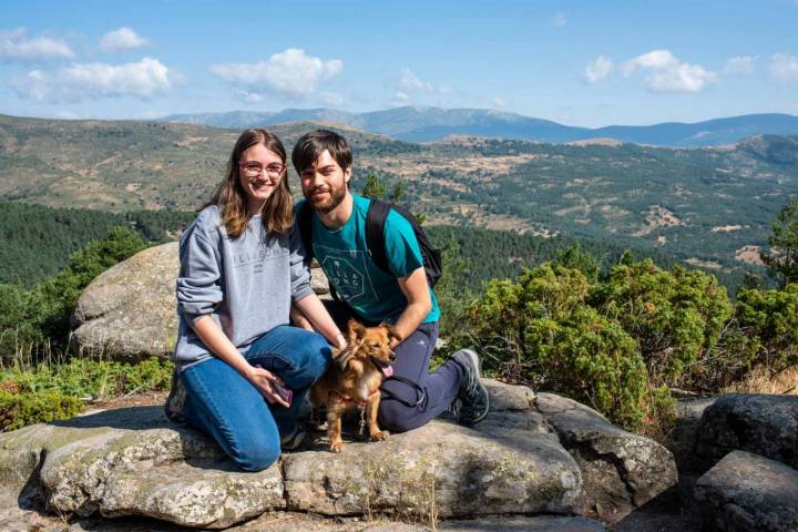 Dos personas posan con su perro en la Sierra de Guadarrama.