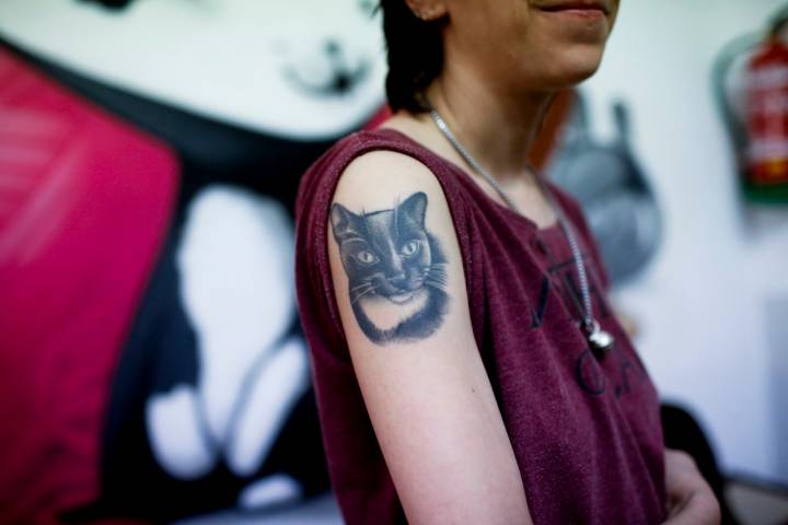La fundadora lleva tatuadas las caras de sus dos gatos.