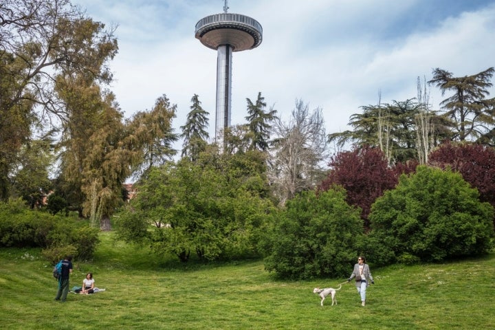 Un paseo con vistas al Faro de Moncloa.