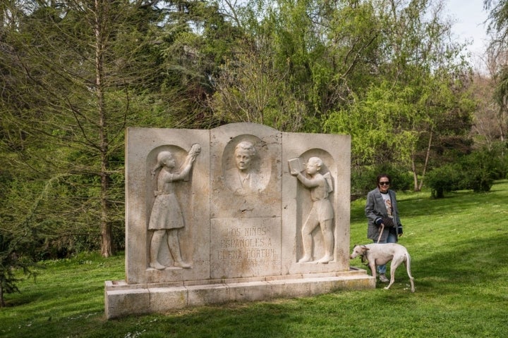 Monumento a Elena Fortún.