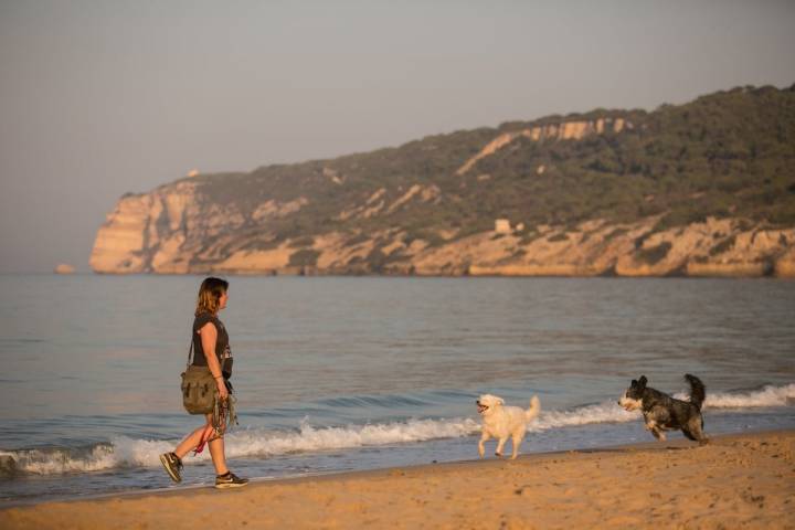 Selu disfruta de la playa, un paisaje novedoso para él; y Yosi y Noelia le acompañan en esta feliz jornada de bautismo.