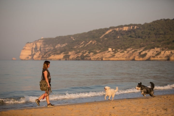 Selu disfruta de la playa, un paisaje novedoso para él; y Yosi y Noelia le acompañan en esta feliz jornada de bautismo.